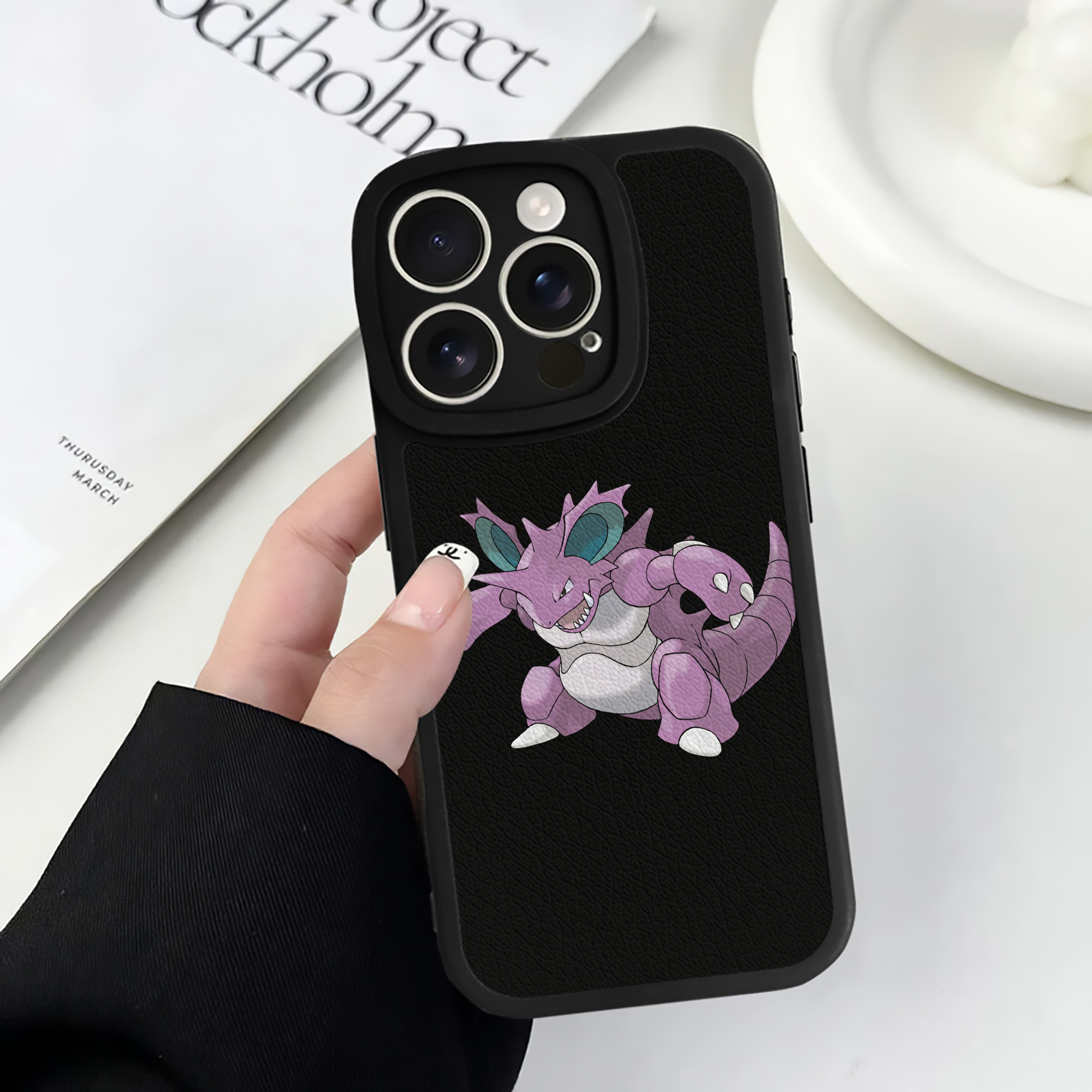 （画像用） ポケットモンスター Pokémon 【iPhone 16シリーズ対応】シリコンスマホケース（レザー調） 材質：シリコン